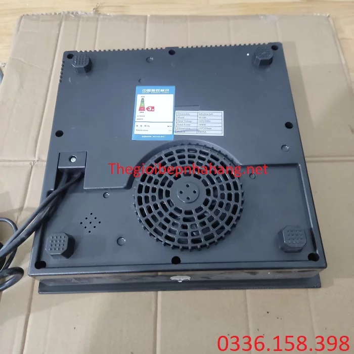 Mặt đáy của bếp từ âm bàn vuông