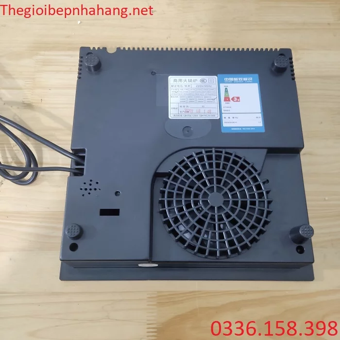 Mặt đáy của bếp từ âm bàn nhà hàng