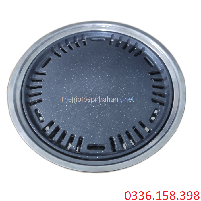 Vỉ nướng gang mặt trơn nằm trong bếp nướng ngoài trời
